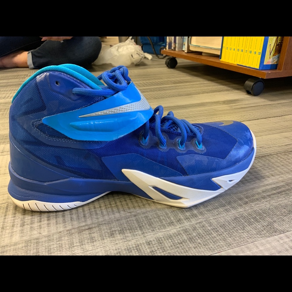 NIKE AIR ZOOM LEBRON SOLDIER VIII 8 SIZE 11